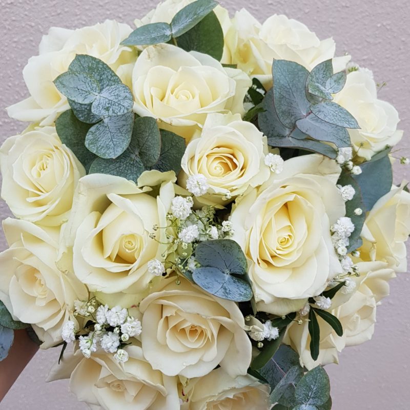 au-paradis-des-fleurs-fleuriste-neuville-sur-saone-mariage bouquet de rose blanches