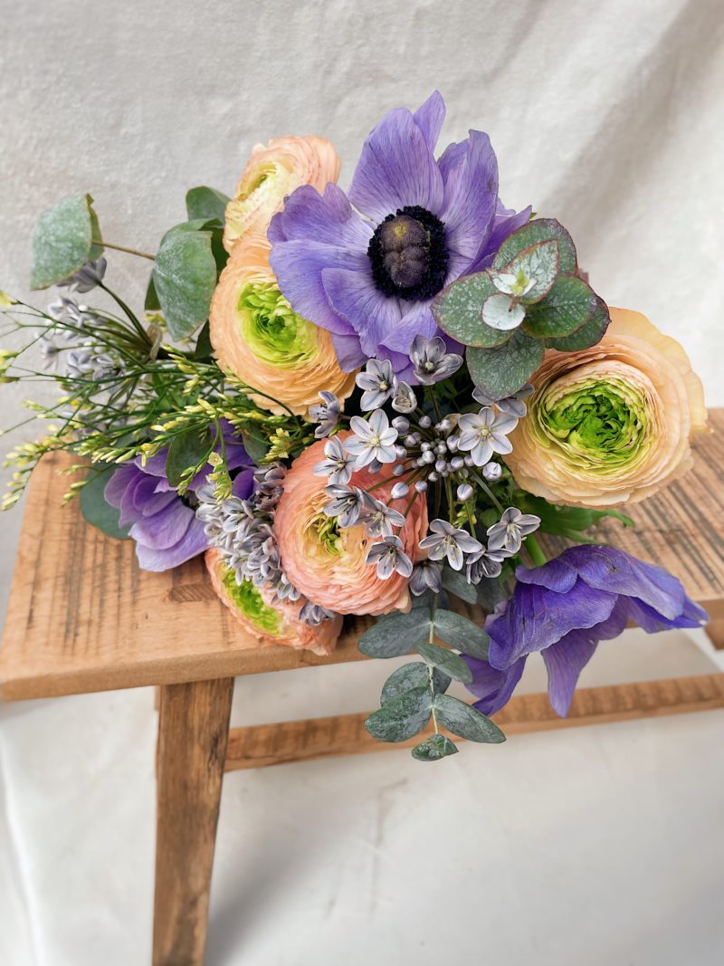 bouquet huguette fleuriste lyon bouquet de fête des grands-mères fleurs de saison anémones renoncules violet et peche