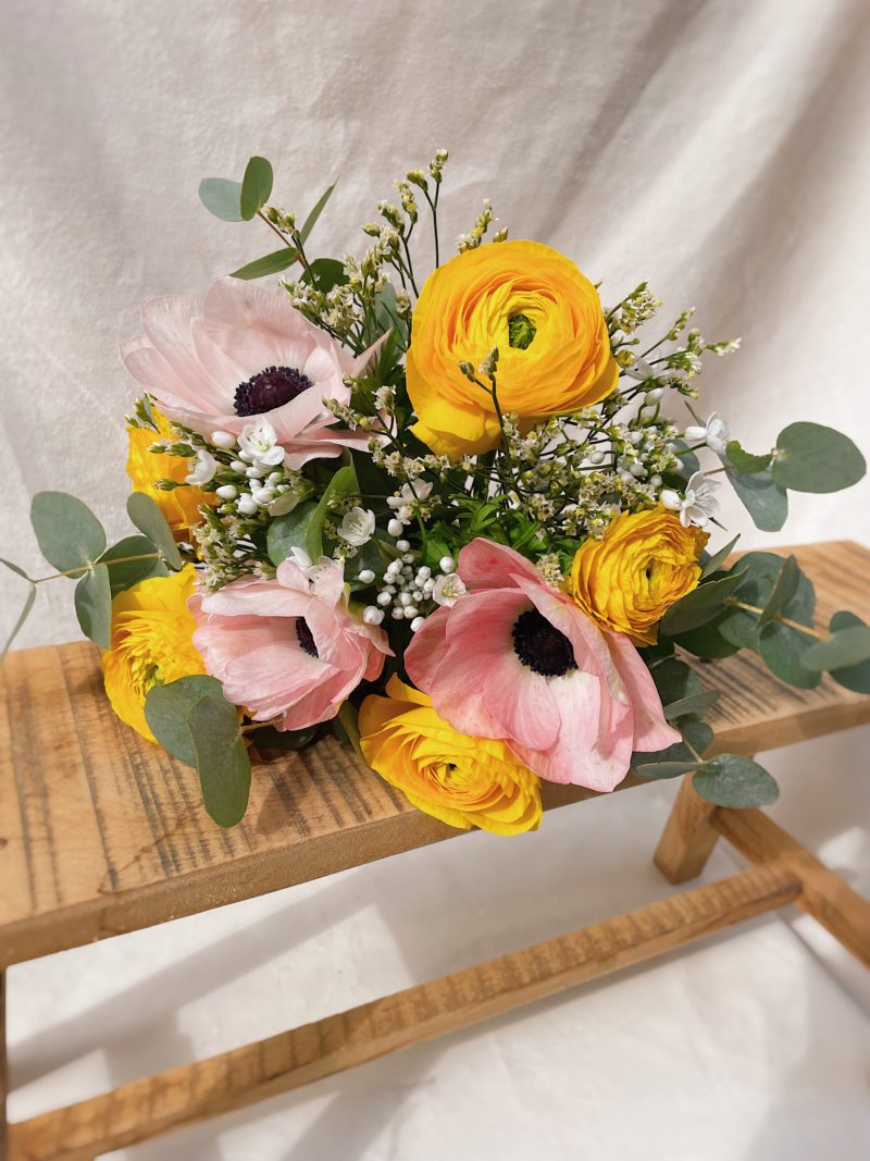 bouquet huguette fleuriste lyon bouquet de fête des grands-mères fleurs de saison anémones renoncules rose et jaune