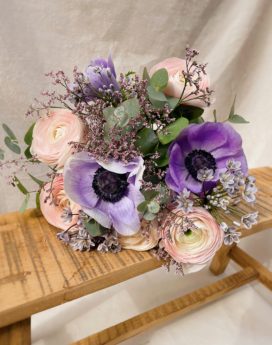 bouquet huguette fleuriste lyon bouquet de fête des grands-mères fleurs de saison anémones renoncules violet et rose