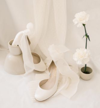 chaussures de mariage avec fleurs pour un mariage tout blanc