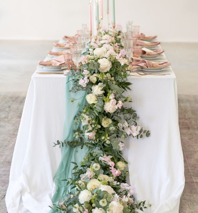 table de mariage rose et bleu pastel