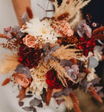 bouquet de mariée avec des fleurs séchées
