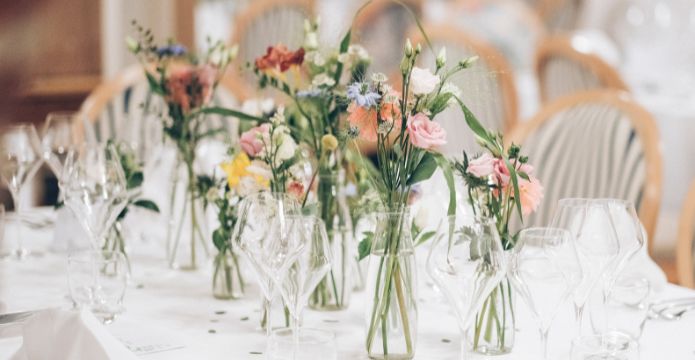 centre de table de mariage fleurs dans des bouteilles