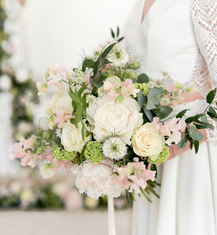 bouquet fou rose et blanc fait par un fleuriste de mariage proche de lyon