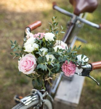 bouquet de fleurs champêtres sur un vélo