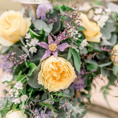 shooting de mariage jaune et violet esprit champêtre réalisé par un fleuriste proche du beaujolais