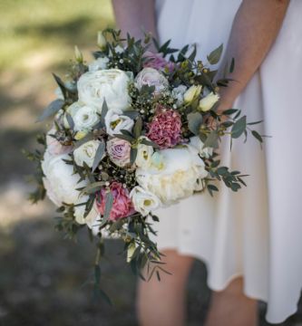 bouquet de mariée bohème champêtre rose et blanc