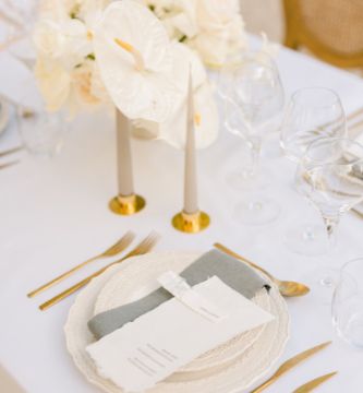 fleurs pour table de mariage tout en blanc
