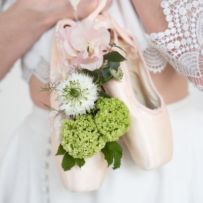 chaussons de danse fleuris pour un shooting d'inspiration mariage