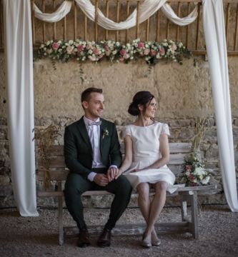 mariage bohème champêtre dans une grange dans le beaujolais