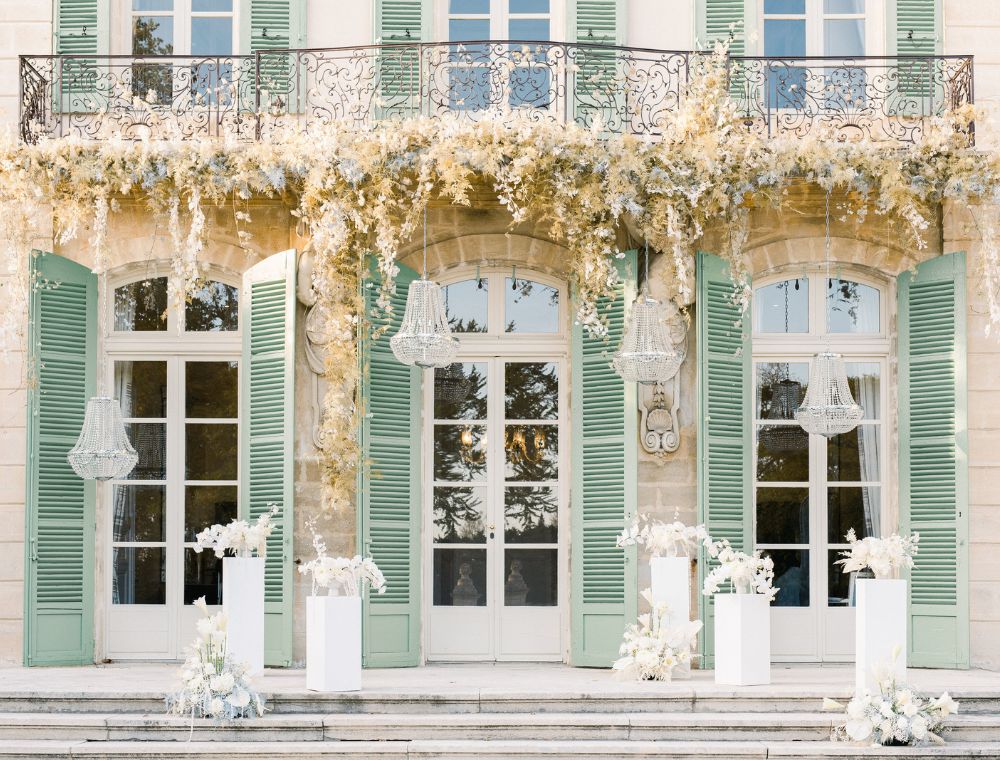 shooting chic et blanc au chateau de Tourreau inspiration pour mariage dans le beaujolais balcon fleuri