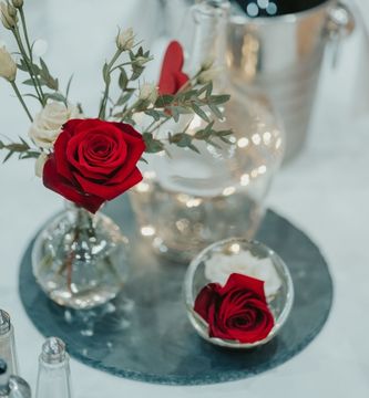 centre de table avec des roses rouges