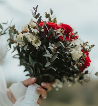 bouquet de mariée rouge et blanc avec des roses rouges