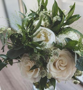 bouquet de mariée avec des roses et des pivoines
