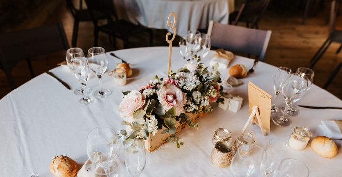 centre de table avec caisse en bois d'un mariage dans le beaujolais