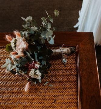 bouquet de mariée en fleurs séchées et fleurs fraiches