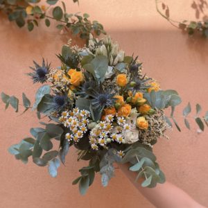 bouquet avec des chardons et des marguerites jaune et bleu chez un fleuriste près de lyon