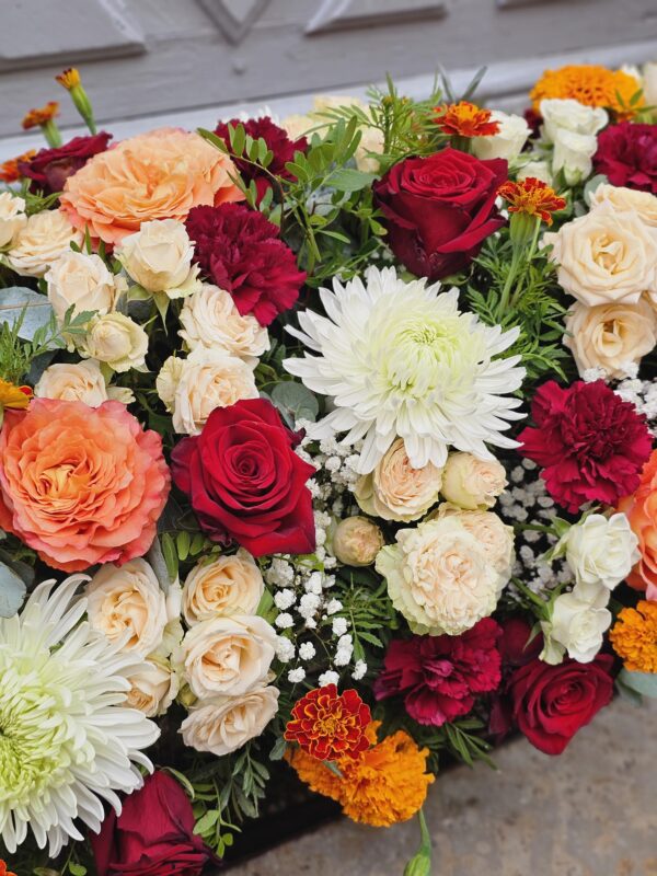 Détails fleurs dessu de cercueil Aurore
