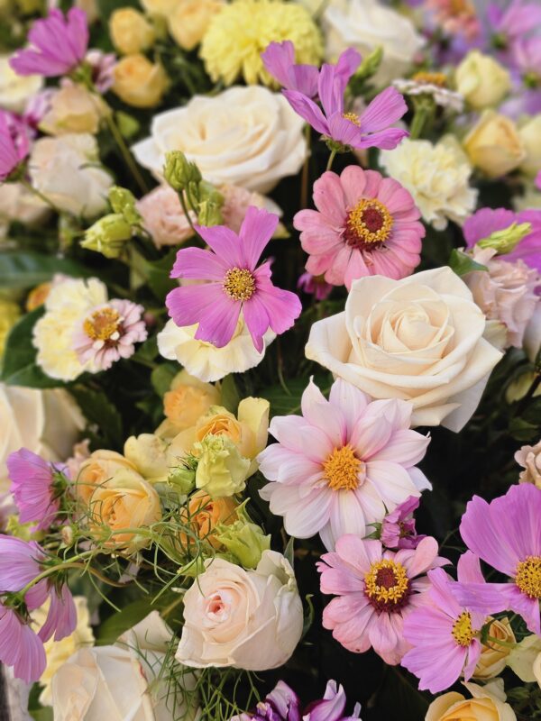 Détails couleurs dessus cercueil Zélie livraison fleuriste